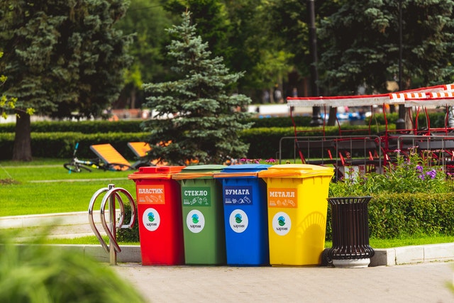 червена зелена синя и жълта кофа за разделно събиране на боклук
